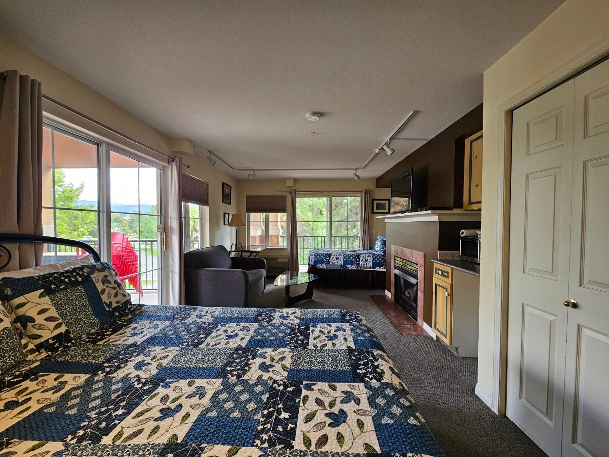Borgata Lodge Resort Kelowna Ngoại thất bức ảnh