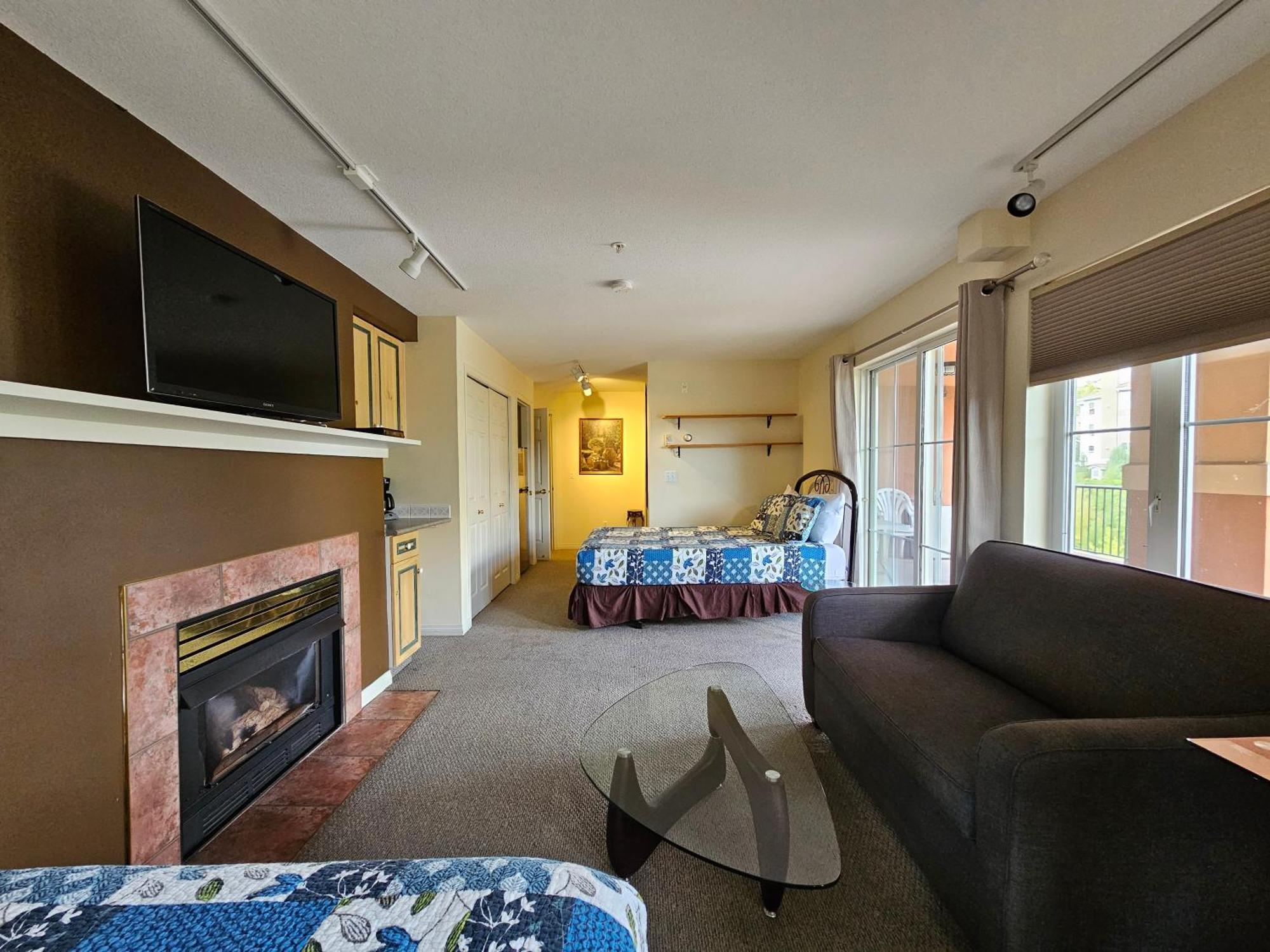 Borgata Lodge Resort Kelowna Ngoại thất bức ảnh