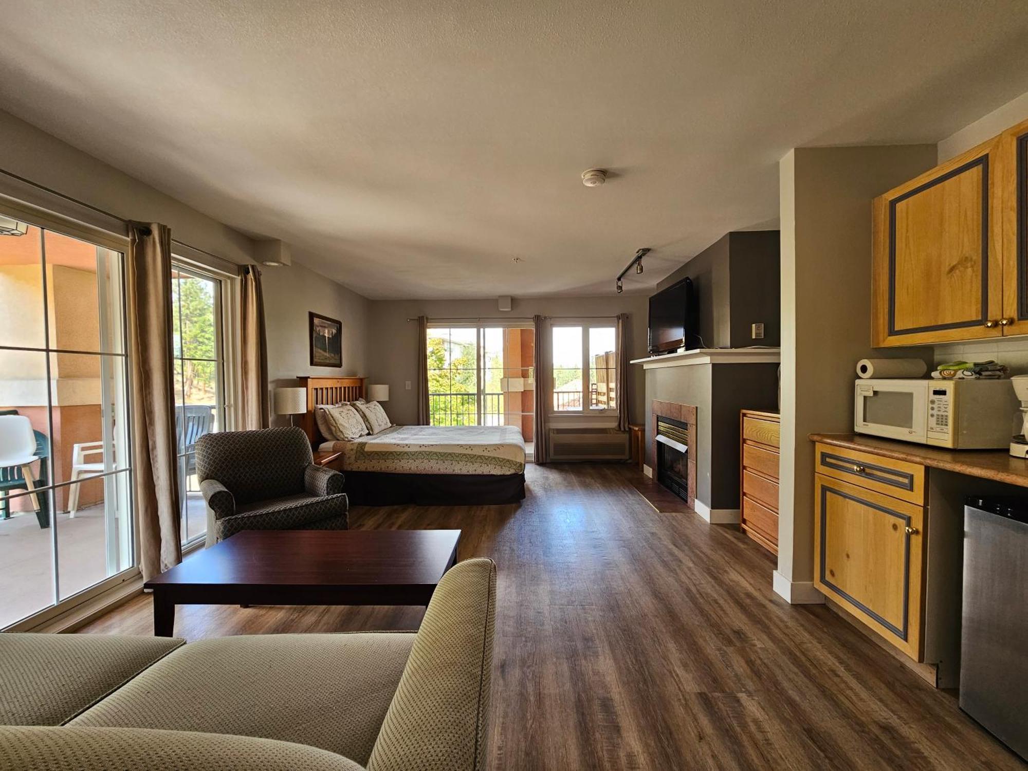 Borgata Lodge Resort Kelowna Ngoại thất bức ảnh