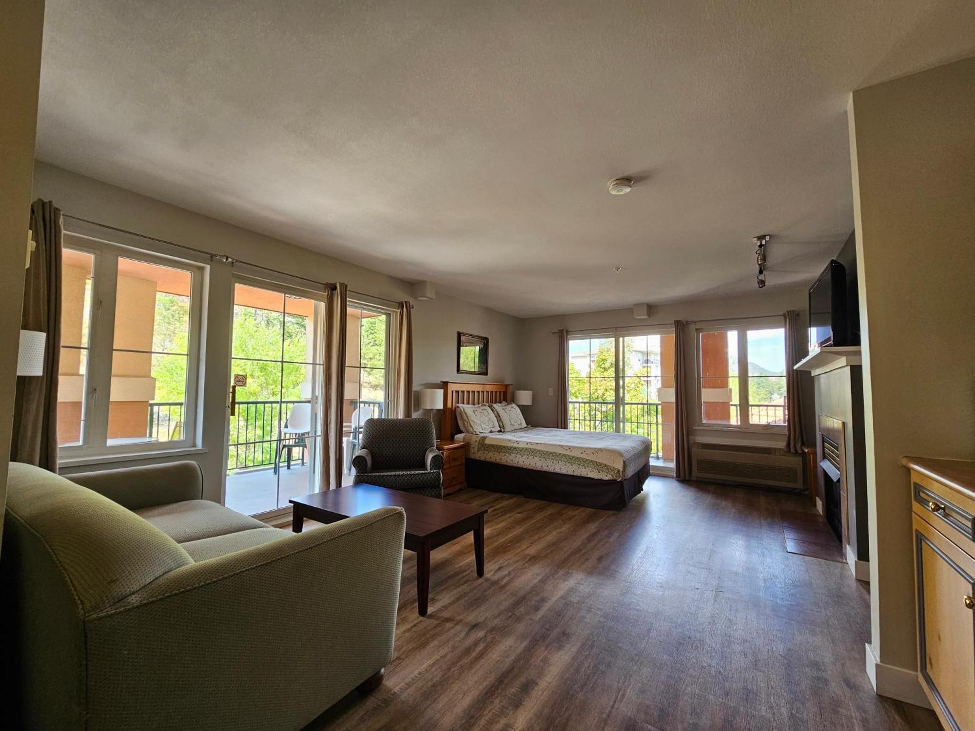 Borgata Lodge Resort Kelowna Ngoại thất bức ảnh